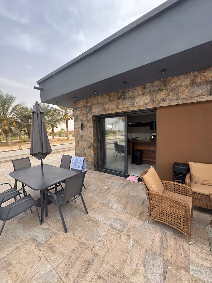 L’espace repas et la terrasse de la Villa Palmeraie